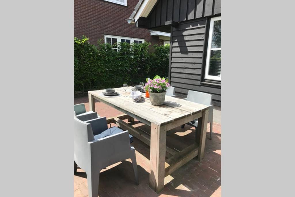 Uniek Houten Huis Nabij Bos En Plassen Hollandsche Rading Luaran gambar
