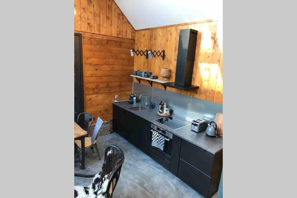 Uniek Houten Huis Nabij Bos En Plassen Hollandsche Rading Luaran gambar